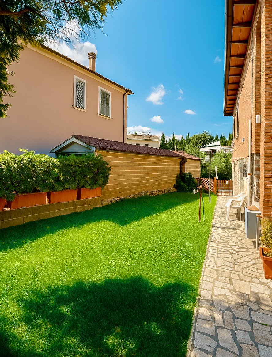 Private garden with outdoor space for dogs and childrens