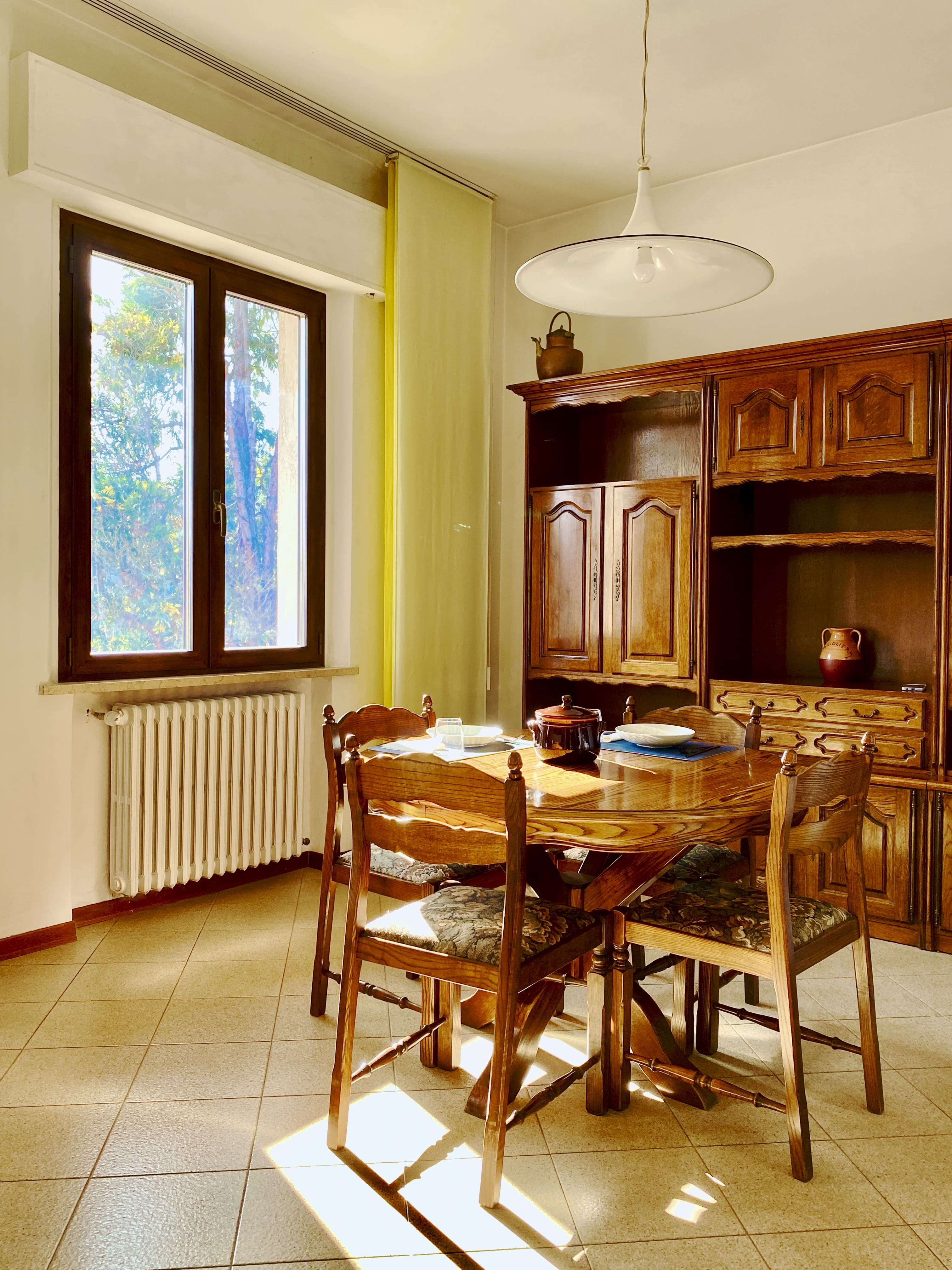Livingroom dining table